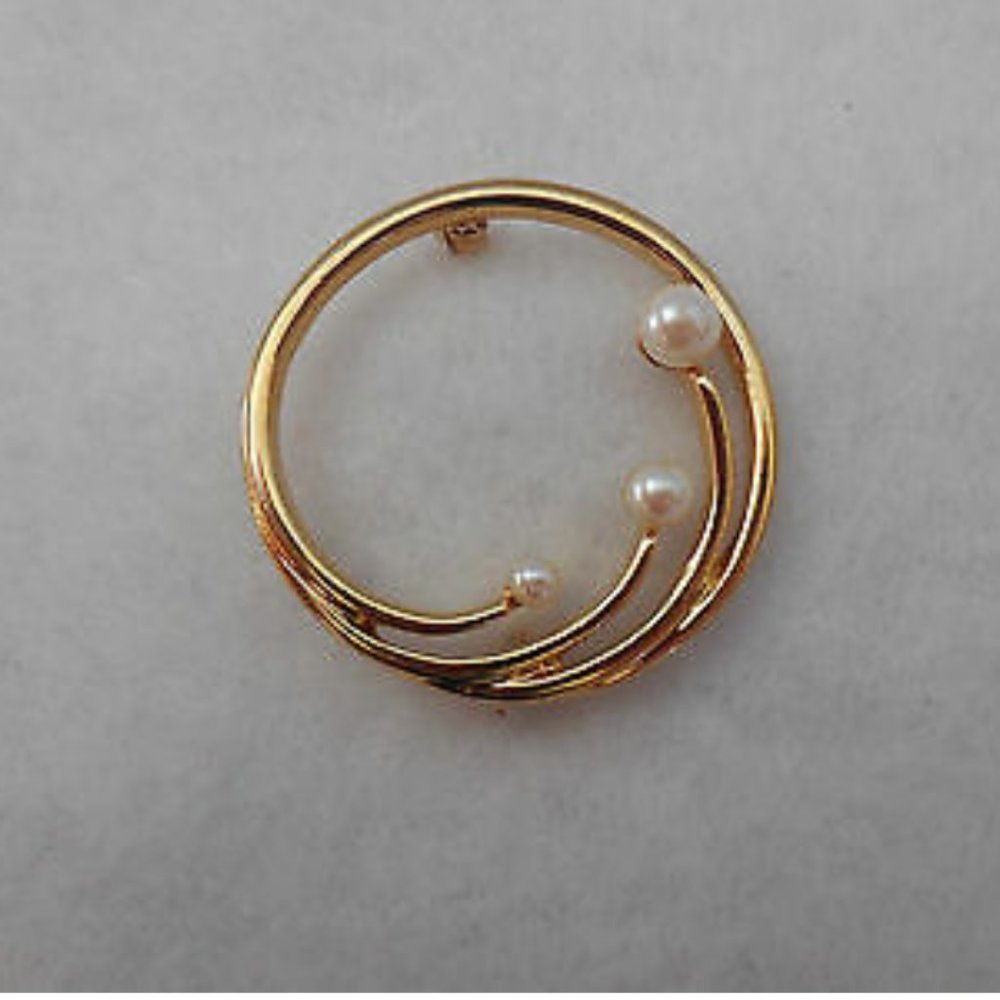 Beautiful Vintage Monet Brooch w Creamy Pearls